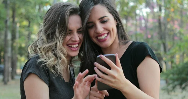 Two Girlfriends Holding Cellphone Laughing Smiling Together Latin Women Holding —  Fotos de Stock