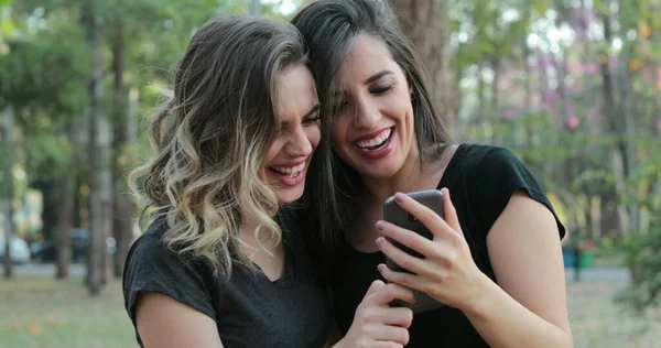 Two Girlfriends Holding Cellphone Laughing Smiling Together Latin Women Holding — Fotografia de Stock