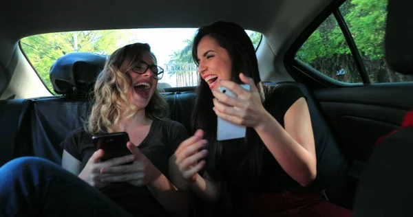 Real Life Laugh Friends Together Back Seat Taxi Holding Cellphones —  Fotos de Stock