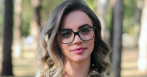 Pretty Woman Wearing Glasses Looking Camera — Stockfoto