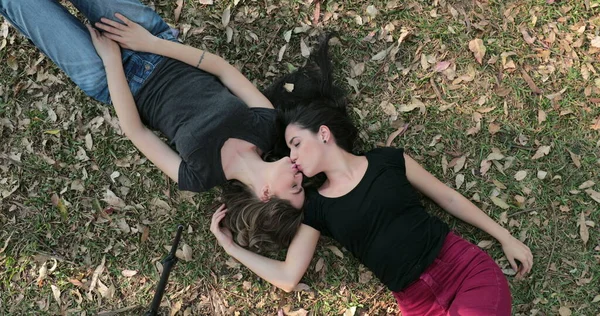 Lesbian Couple Kissing Each Grass Field — Stock fotografie
