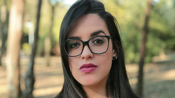 Латиноамериканка Носить Окуляри Шукаючи Фотоапарат Розумна Латина — стокове фото