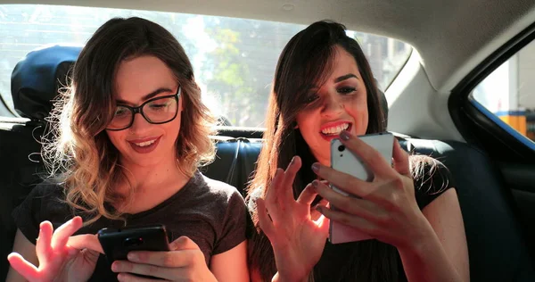 Две Девушки Заднем Сиденье Машины Вместе Проверяют Телефон Женщины Друзья — стоковое фото