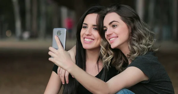 Friends Together Holding Cellphone Taking Selfie Park — Fotografia de Stock