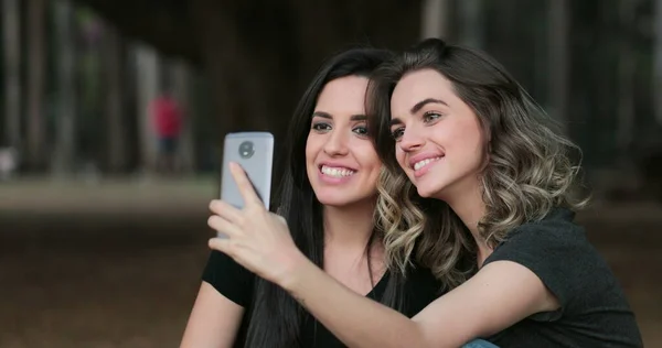 Friends Together Holding Cellphone Taking Selfie Park — Fotografia de Stock