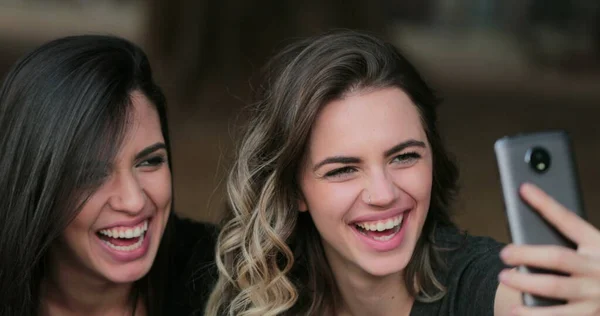 Friends Taking Selfie Cellphone Authentic Real Life Laugh Young Women — Fotografia de Stock