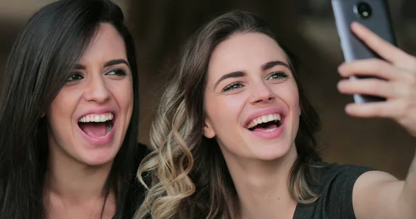 Friends Taking Selfie Cellphone Authentic Real Life Laugh Young Women —  Fotos de Stock