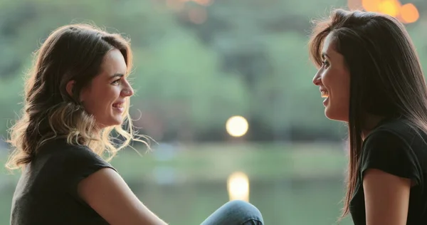 Friends Gossiping Exchanging Ideas Conversation Outdoors Sunlight Park Lake — Fotografia de Stock
