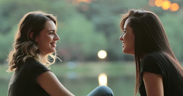 Friends Gossiping Exchanging Ideas Conversation Outdoors Sunlight Park Lake — Foto Stock