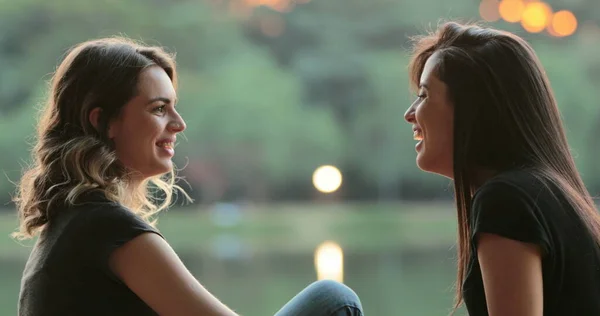 Friends Gossiping Exchanging Ideas Conversation Outdoors Sunlight Park Lake — Fotografia de Stock