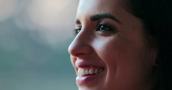 Close Hispanic Latina Beautiful Young Woman Smiling Sunlight — Stockfoto