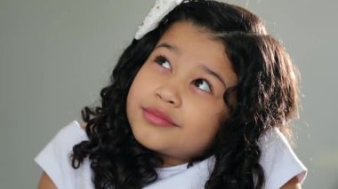 Tepki kavramını anlayan küçük kız, portre yakın plan yüz eureka anı