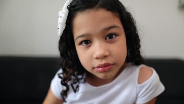 Εθνολογικά Ποικιλόμορφο Κοριτσάκι Που Κοιτάζει Την Κάμερα Μικτή Φυλή Ισπανόφωνου — Αρχείο Βίντεο