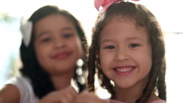 Δύο Μικρά Κορίτσια Που Κάνουν Την Καρδιά Σημάδι Χέρια — Αρχείο Βίντεο