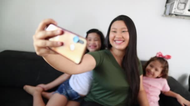 Mom Taking Selfie Daughters Holding Smartphone — Stok video