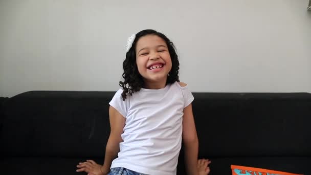 Αστείο Χαριτωμένο Ισπανόφωνο Κοριτσάκι Που Ποζάρει Στην Κάμερα Χαμογελώντας Ευτυχισμένο — Αρχείο Βίντεο