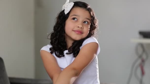 Pensive Little Hispanic Girl Child Having Eureka Moment Idea — Stok video