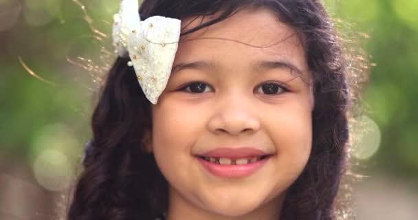 Латиноамериканская Девочка Улыбающаяся Портретное Лицо Крупным Планом Регулировки Волос — стоковое видео