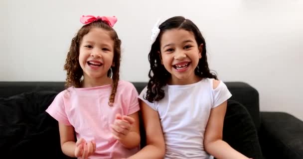 Two Cute Little Girls Talking Camera Children Talk Gesturing — Stok video