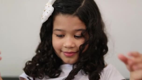 Ευτυχισμένο Ασιατικό Κοριτσάκι Που Παίζει Μαλλιά Και Ποζάρει — Αρχείο Βίντεο