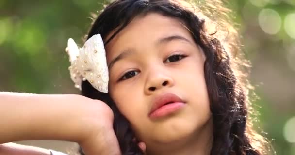 Милая Девочка Смешанной Расы Латиноамериканка Азиатка Смешивает Этническую Принадлежность Позирующую — стоковое видео