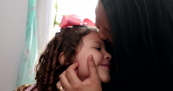 Παιδί Και Μητέρα Αγαπούν Φροντίδα Αγάπης Αυθεντικό Χαριτωμένο Ειλικρινή Σχέση — Αρχείο Βίντεο