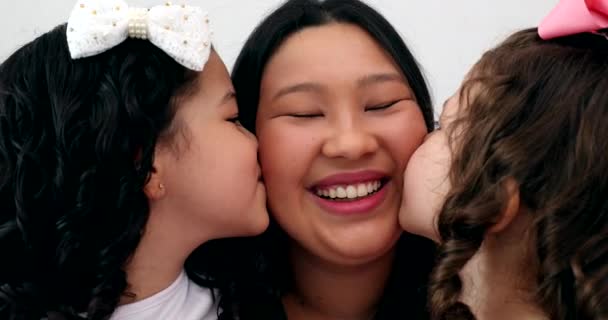 Two Little Girls Kissing Mother Cheek Asian Mom Multi Ethnic — Vídeos de Stock