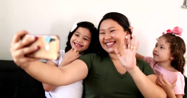 Mother Children Blowing Kisses Video Communication Holding Cellphone Device Family — Stok video