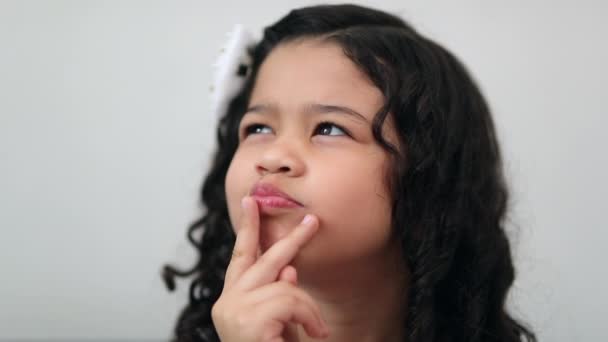 Thoughtful Hispanic Little Girl Thinking Child Finding Eureka Solution Celebrating — 图库视频影像