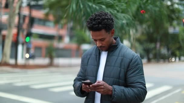 Person Walking City Looking Smartphone African American Descent Checking Cellphone — Vídeo de stock