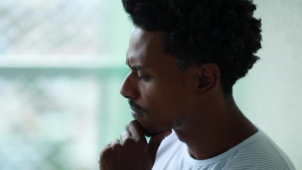Констатативна Африканська Людина Яка Шукає Вирішення Проблеми Чорний Хлопець Має — стокове відео