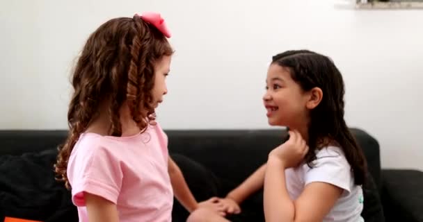 Дети Друзья Взаимодействуют Друг Другом Дома Двое Смешанных Братьев Сестер — стоковое видео