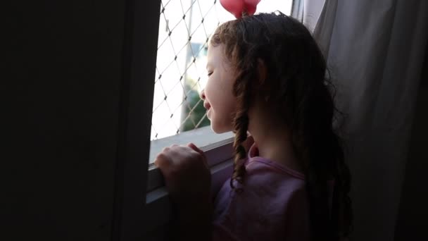 Маленькая Девочка Выглядывающая Через Окно Маленький Ребенок Прислонившийся Окну Выглядывающий — стоковое видео