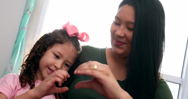 Mother Child Girl Doing Heart Sign Symbol Hands — Vídeo de Stock