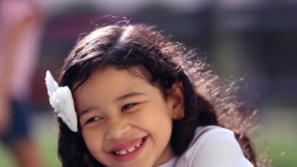 Милая Маленькая Девочка Смеется Вслух Реальная Жизнь Подлинная Улыбка Смех — стоковое видео