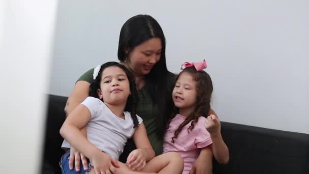 Мать Реагирует Удивлением Дочь Маленькая Девочка Говорит Шок Реакции — стоковое видео