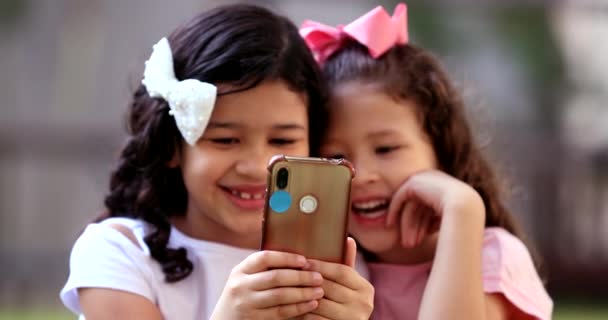 Children Addicted Cellphone Two Little Girls Looking Smartphone Device Social — kuvapankkivideo