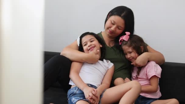 Скрытая Азиатская Мать Этнически Разнообразными Дочерьми Вместе — стоковое видео