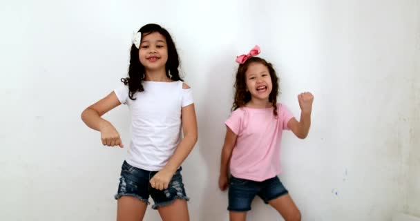 Παιδιά Χορεύουν Στην Κάμερα Για Μέσα Κοινωνικής Δικτύωσης Δύο Μικρές — Αρχείο Βίντεο