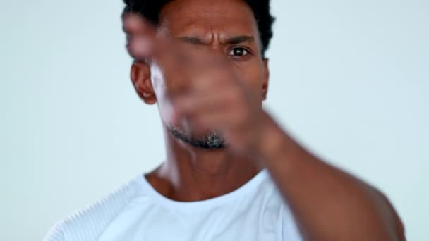 Disapproving African American Man Signaling Watching You Finger Eye Rejecting — Vídeo de Stock