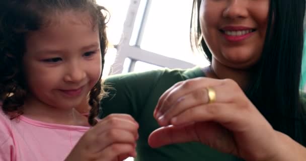 Μητέρα Και Παιδί Κορίτσι Κάνει Σύμβολο Της Καρδιάς Σημάδι Χέρια — Αρχείο Βίντεο