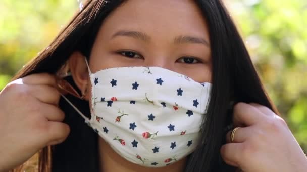 Азійська Жінка Знімає Коварід Відчуває Полегшення Радість — стокове відео