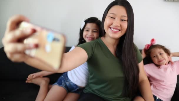 Asian Mother Taking Selfie Little Girls — Stockvideo