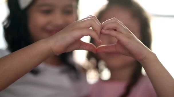 Δύο Μικρά Κορίτσια Κάνουν Ένα Σημάδι Καρδιάς Χέρια Στην Κάμερα — Αρχείο Βίντεο