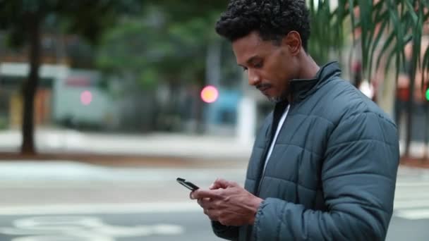 African Man Descent Standing City Using Cellphone Typing Message — Vídeo de stock