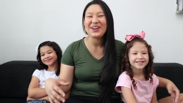 Asian Mother Talking Camera Next Little Girl Daughters — 图库视频影像