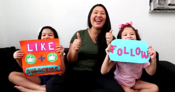 Mother Children Asking Social Media Audience Subscribe Channel — Stockvideo
