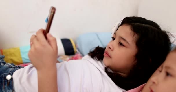 Female Children Siblings Using Cellphone — Wideo stockowe