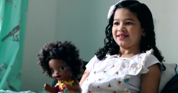 Маленькая Девочка Играет Черной Куклой Латиноамериканец Играет Куклой — стоковое видео