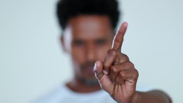 Африканський Чоловік Який Вказує Пальцем Камеру Хитає Пальцем Несхвально Дратує — стокове відео